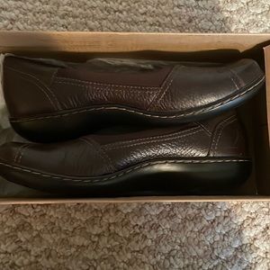 8️⃣ pair of dark brown flats from Clark’s